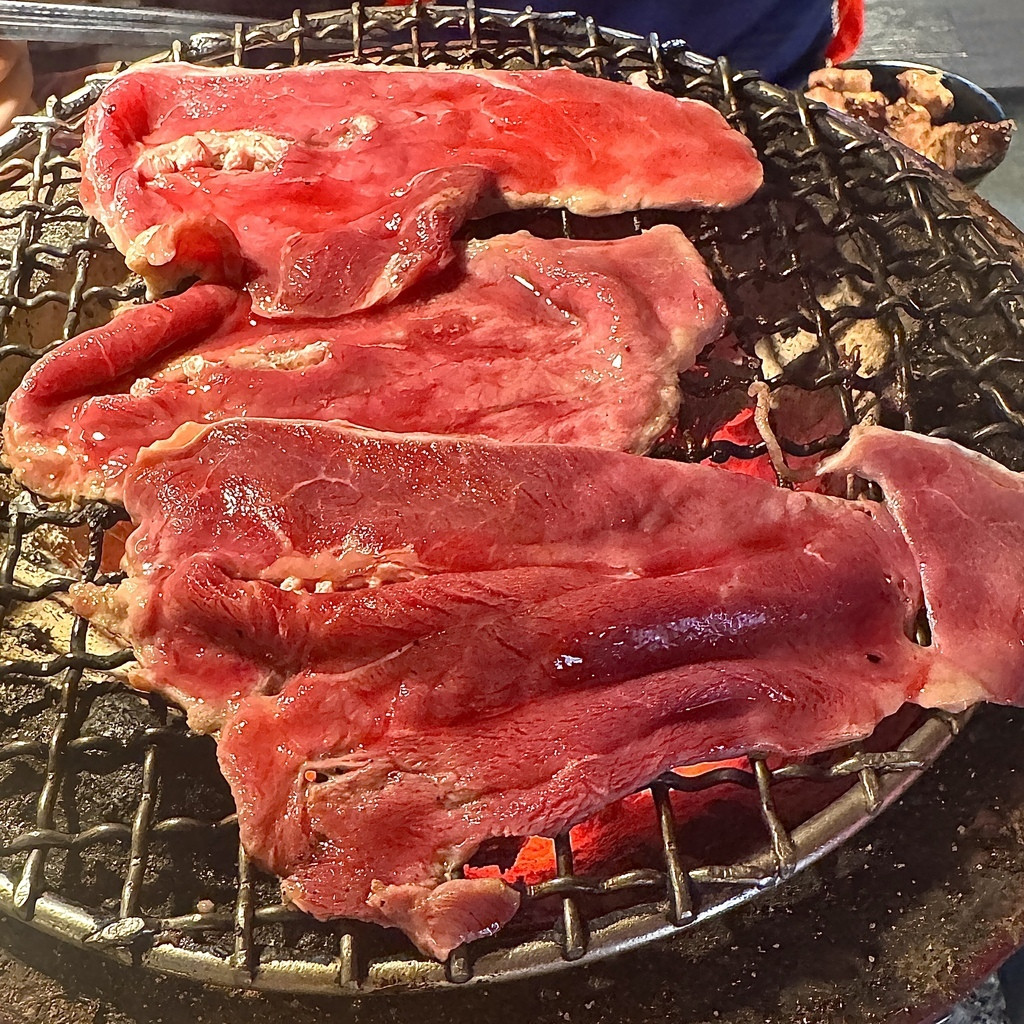 新莊豚野日式炭火燒肉烤板腱牛.JPG