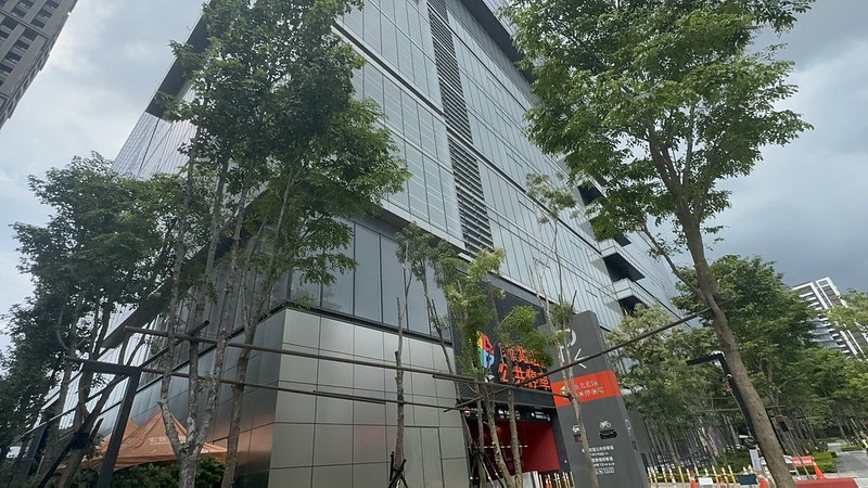 【新北 新莊宏匯廣場】小小建築師體驗樂園｜只要NT$235｜真實版體驗兒童專屬挖土機+伐木機｜氣墊區｜變身一日小小建築師。