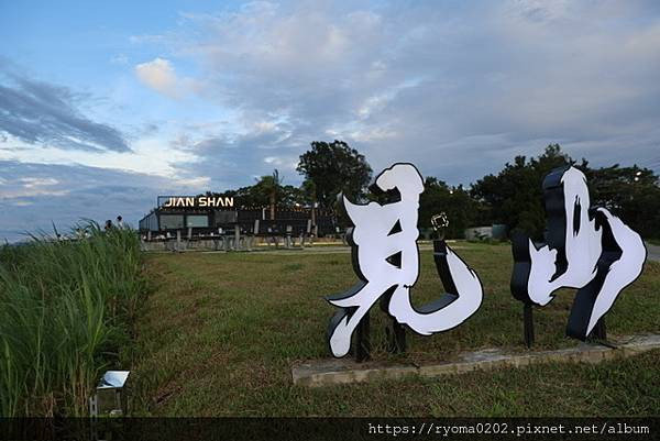 【桃園乳姑山夜景餐廳必吃】見山景觀餐廳 360°無死角夜景＋爆量美食＋超萌送餐機器人，淡水美魔女直接戀愛