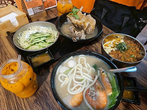 泰狠 Taihen 泰式風味湯麵／火山排骨｜酸辣過癮的泰式湯麵、霸氣火山排骨、泰式滷肉飯+ 泰式奶茶、一次泰滿足!