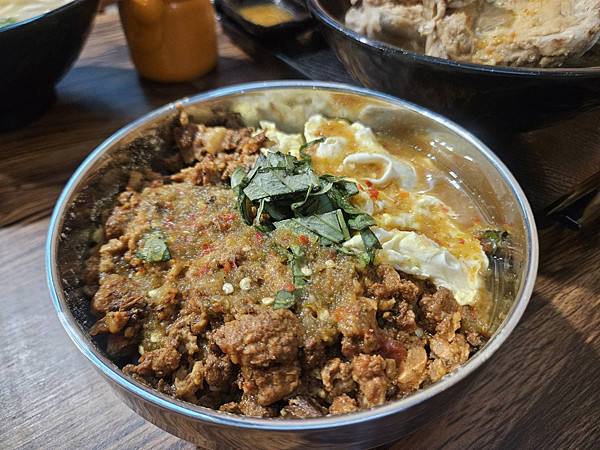 泰狠 Taihen 泰式風味湯麵／火山排骨｜酸辣過癮的泰式湯