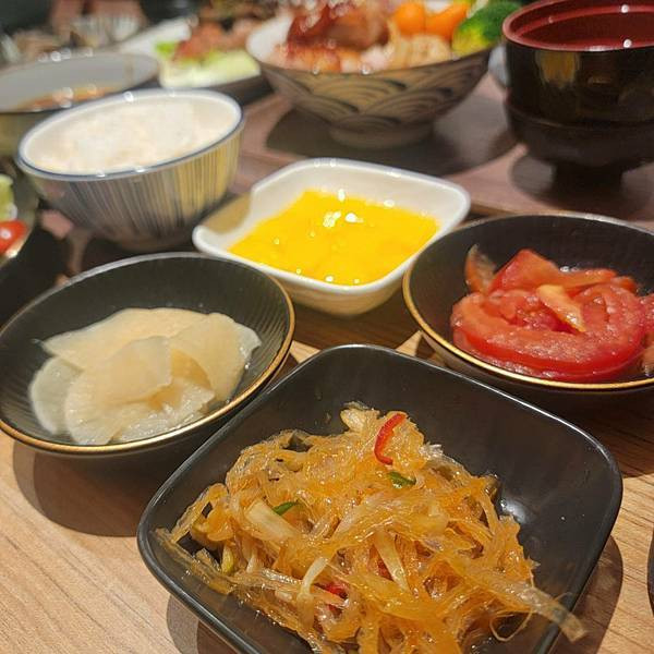 【市政府美食】好吃日式家庭料理，定食、丼飯、咖哩、烏龍麵還有小菜味噌湯吃到飽!! - 花丸家｜日式定食 (27).jpg