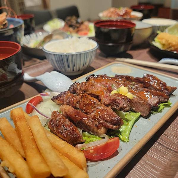 【市政府美食】好吃日式家庭料理，定食、丼飯、咖哩、烏龍麵還有小菜味噌湯吃到飽!! - 花丸家｜日式定食 (23).jpg