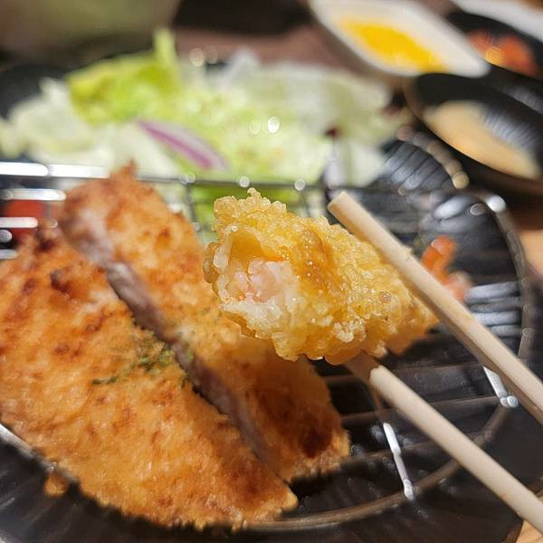 【市政府美食】好吃日式家庭料理，定食、丼飯、咖哩、烏龍麵還有小菜味噌湯吃到飽!! - 花丸家｜日式定食 (1).jpg