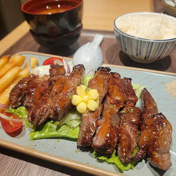 【市政府美食】好吃日式家庭料理，定食、丼飯、咖哩、烏龍麵還有小菜味噌湯吃到飽!! - 花丸家｜日式定食 (21).jpg