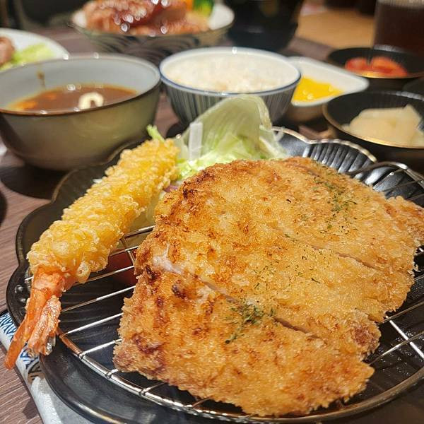 【市政府美食】好吃日式家庭料理，定食、丼飯、咖哩、烏龍麵還有小菜味噌湯吃到飽!! - 花丸家｜日式定食 (26).jpg