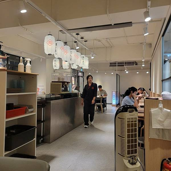 【市政府美食】好吃日式家庭料理，定食、丼飯、咖哩、烏龍麵還有小菜味噌湯吃到飽!! - 花丸家｜日式定食 (4).jpg