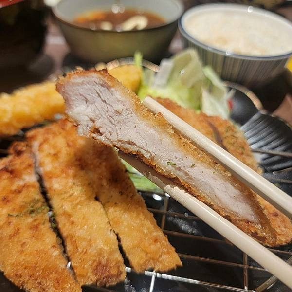 【市政府美食】好吃日式家庭料理，定食、丼飯、咖哩、烏龍麵還有小菜味噌湯吃到飽!! - 花丸家｜日式定食 (29).jpg