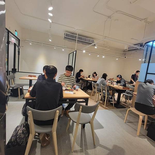 【市政府美食】好吃日式家庭料理，定食、丼飯、咖哩、烏龍麵還有小菜味噌湯吃到飽!! - 花丸家｜日式定食 (8).jpg