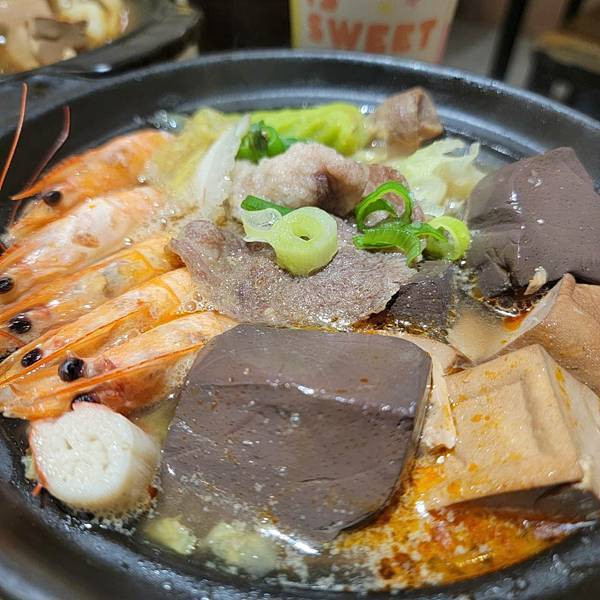 【蘆洲美食】平價個人小陶鍋 紅湯麻香牛腱鍋＋白湯雙享海陸鍋，暖心又暖胃！ - 初鼎陶燒三民店 (16).jpg