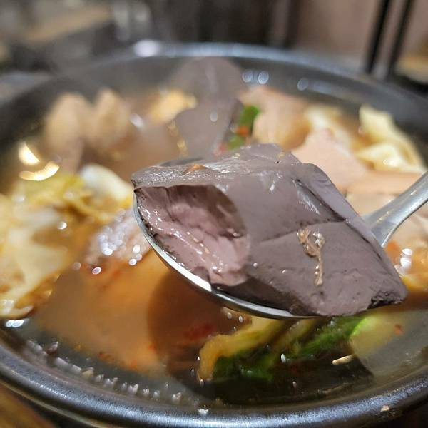 【蘆洲美食】平價個人小陶鍋 紅湯麻香牛腱鍋＋白湯雙享海陸鍋，暖心又暖胃！ - 初鼎陶燒三民店 (7).jpg
