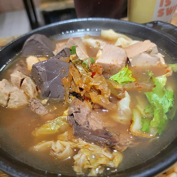 【蘆洲美食】平價個人小陶鍋 紅湯麻香牛腱鍋＋白湯雙享海陸鍋，暖心又暖胃！ - 初鼎陶燒三民店 (15).jpg