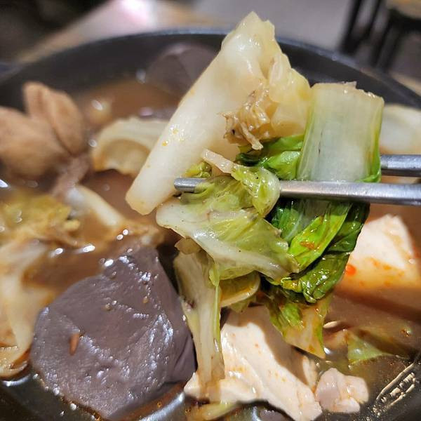 【蘆洲美食】平價個人小陶鍋 紅湯麻香牛腱鍋＋白湯雙享海陸鍋，暖心又暖胃！ - 初鼎陶燒三民店 (3).jpg