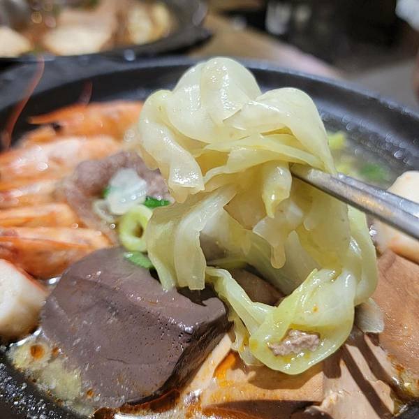 【蘆洲美食】平價個人小陶鍋 紅湯麻香牛腱鍋＋白湯雙享海陸鍋，暖心又暖胃！ - 初鼎陶燒三民店 (4).jpg