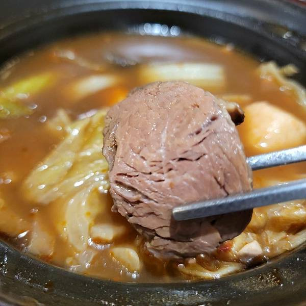 【蘆洲美食】平價個人小陶鍋 紅湯麻香牛腱鍋＋白湯雙享海陸鍋，暖心又暖胃！ - 初鼎陶燒三民店 (2).jpg