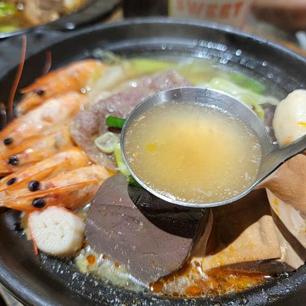 【蘆洲美食】平價個人小陶鍋 紅湯麻香牛腱鍋＋白湯雙享海陸鍋，暖心又暖胃！ - 初鼎陶燒三民店 (9).jpg