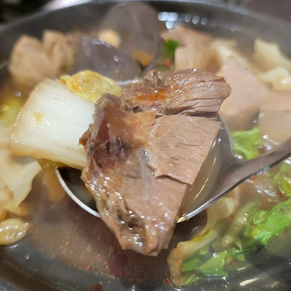 【蘆洲美食】平價個人小陶鍋 紅湯麻香牛腱鍋＋白湯雙享海陸鍋，暖心又暖胃！ - 初鼎陶燒三民店 (8).jpg