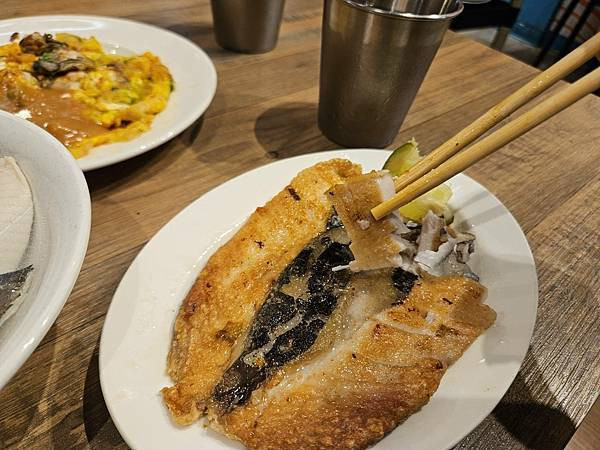 蚵仔控必看-延三夜市東時鮮蚵｜酥香蚵仔煎、鮮蚵蛋炒飯、鮑魚海
