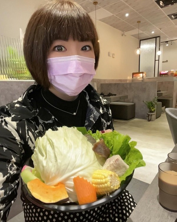 【淡水美食推薦】連吃3次才敢說！淡海輕軌「众醬涮涮鍋／石頭火鍋」超香麻油乾魷魚湯頭，海鮮新鮮到跳動！