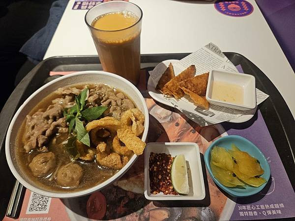 捷運中山站必吃泰式料理｜這味泰泰 Mrs. Thai Thai 南西店｜泰式東央酸辣米線泰式海鮮、 泰式鮮味檸檬魚飯、 泰泰家船麵/米線!新光三越南西店B1/平價又好吃的泰式套餐首選!