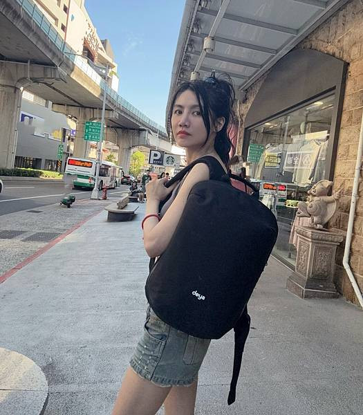 「穿搭美學」極簡中的力量，deya Urbanedge 黑後背包：質感、功能與永續的完美平衡！低調卻有型，防潑水 × 環保材質