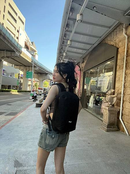 「穿搭美學」極簡中的力量，deya Urbanedge 黑後