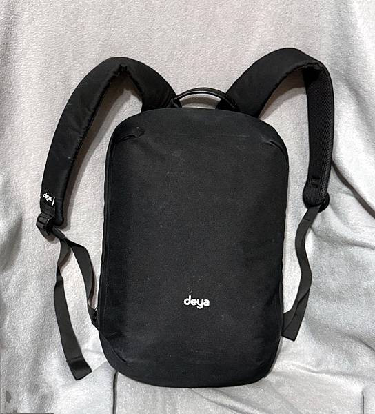「穿搭美學」極簡中的力量，deya Urbanedge 黑後