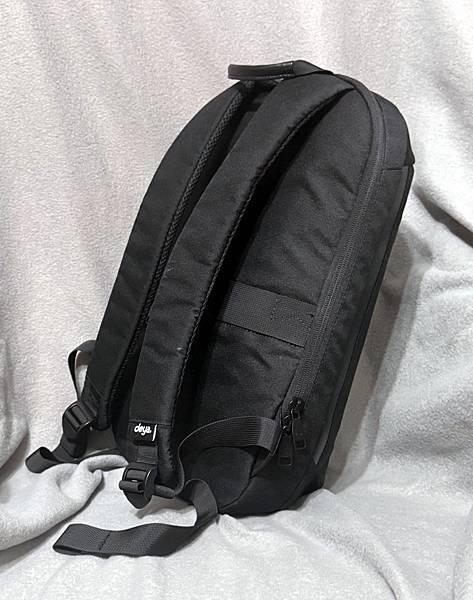 「穿搭美學」極簡中的力量，deya Urbanedge 黑後