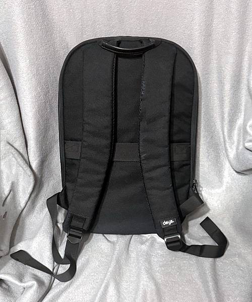 「穿搭美學」極簡中的力量，deya Urbanedge 黑後
