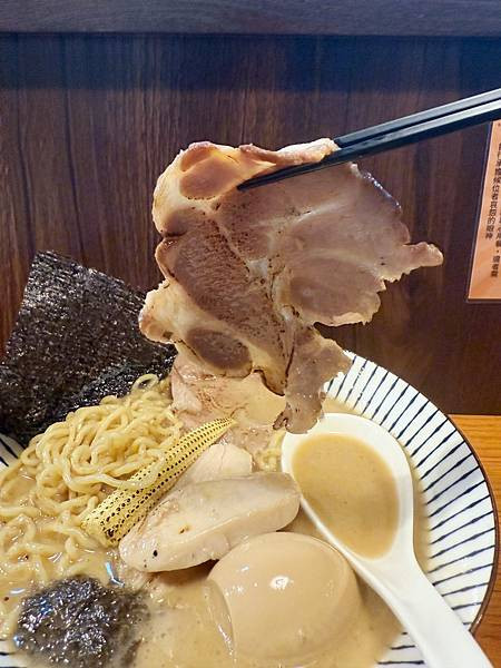 「內湖拉麵推薦」湯一筋拉麵，737巷隱藏版人氣美食，濃郁雞豚