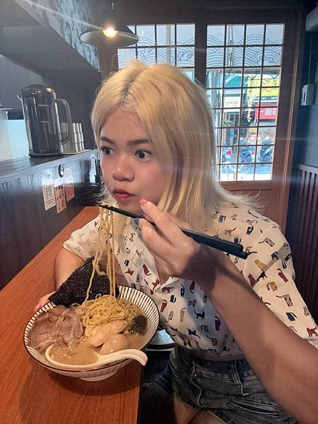 「內湖拉麵推薦」湯一筋拉麵，737巷隱藏版人氣美食，濃郁雞豚