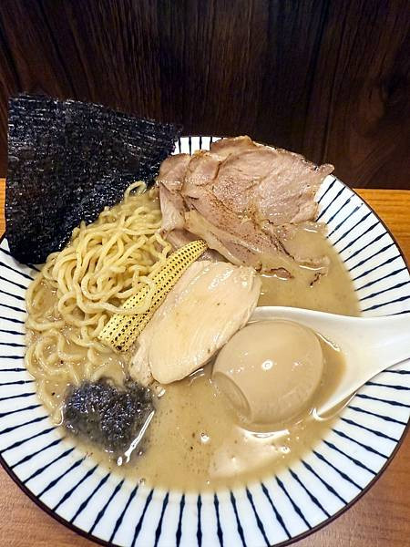 「內湖拉麵推薦」湯一筋拉麵，737巷隱藏版人氣美食，濃郁雞豚