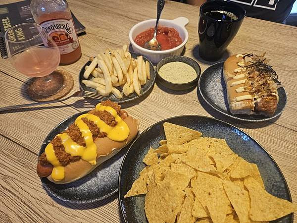 桃園龜山｜龜啤王ｘ后街土狗 熱狗堡精釀吧 Craftbeer & HotDogs—巷弄裡的微醺時光 / 精釀啤酒遇上熱狗堡的完美組合!
