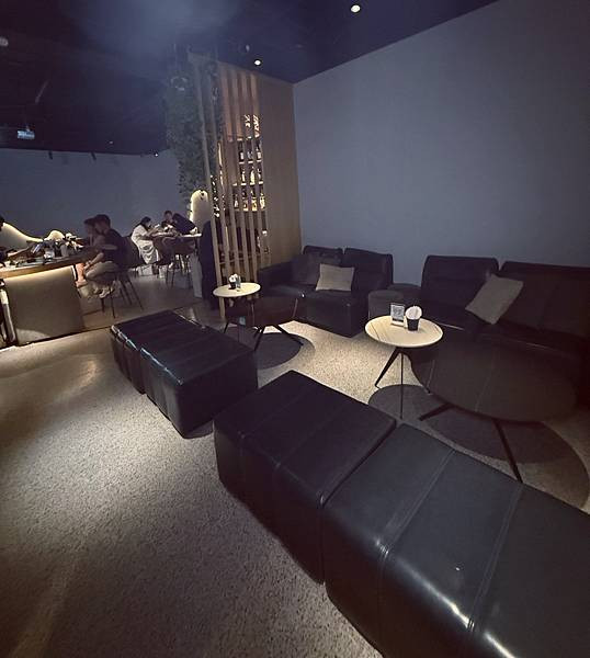 「台北美食」信義區最有氣氛的微醺餐酒館！枝枒New Leaf