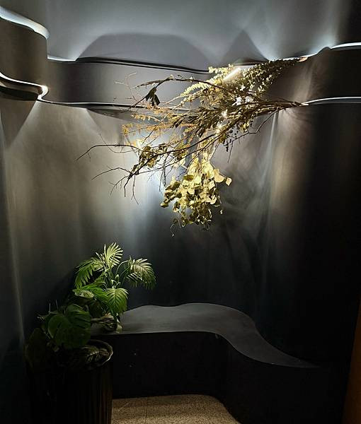 「台北美食」信義區最有氣氛的微醺餐酒館！枝枒New Leaf
