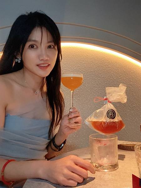 「台北美食」信義區最有氣氛的微醺餐酒館！枝枒New Leaf