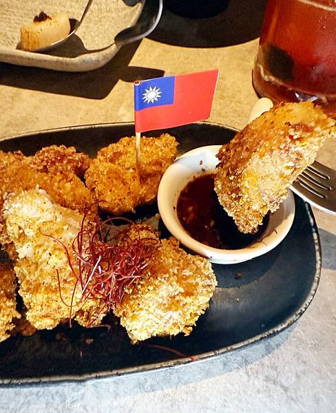 「台北美食」信義區最有氣氛的微醺餐酒館！枝枒New Leaf