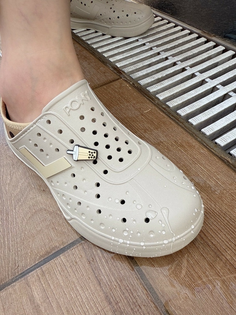LINE_ALBUM_夏天必備 PONY好穿不臭腳洞洞鞋 開箱分享_250707_14.jpg
