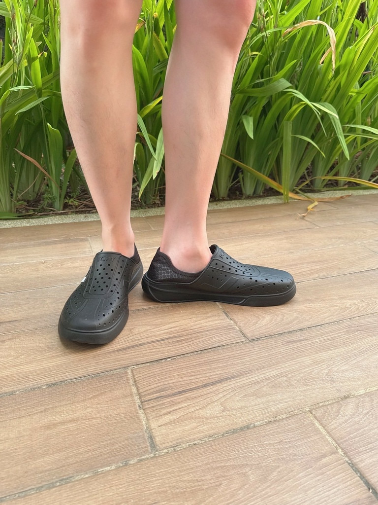 LINE_ALBUM_夏天必備 PONY好穿不臭腳洞洞鞋 開箱分享_250707_12.jpg