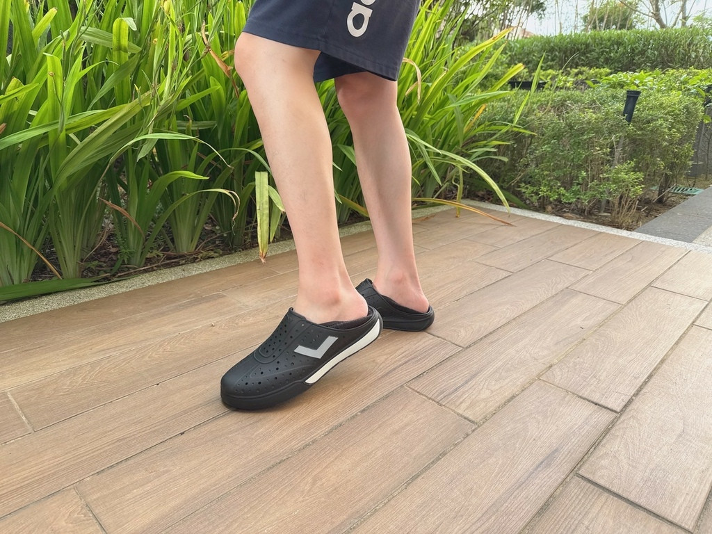 LINE_ALBUM_夏天必備 PONY好穿不臭腳洞洞鞋 開箱分享_250707_13.jpg