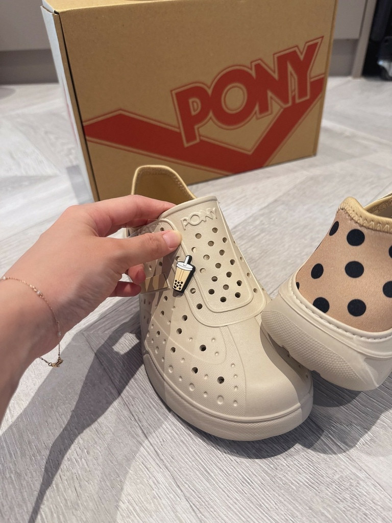 LINE_ALBUM_夏天必備 PONY好穿不臭腳洞洞鞋 開箱分享_250707_5.jpg