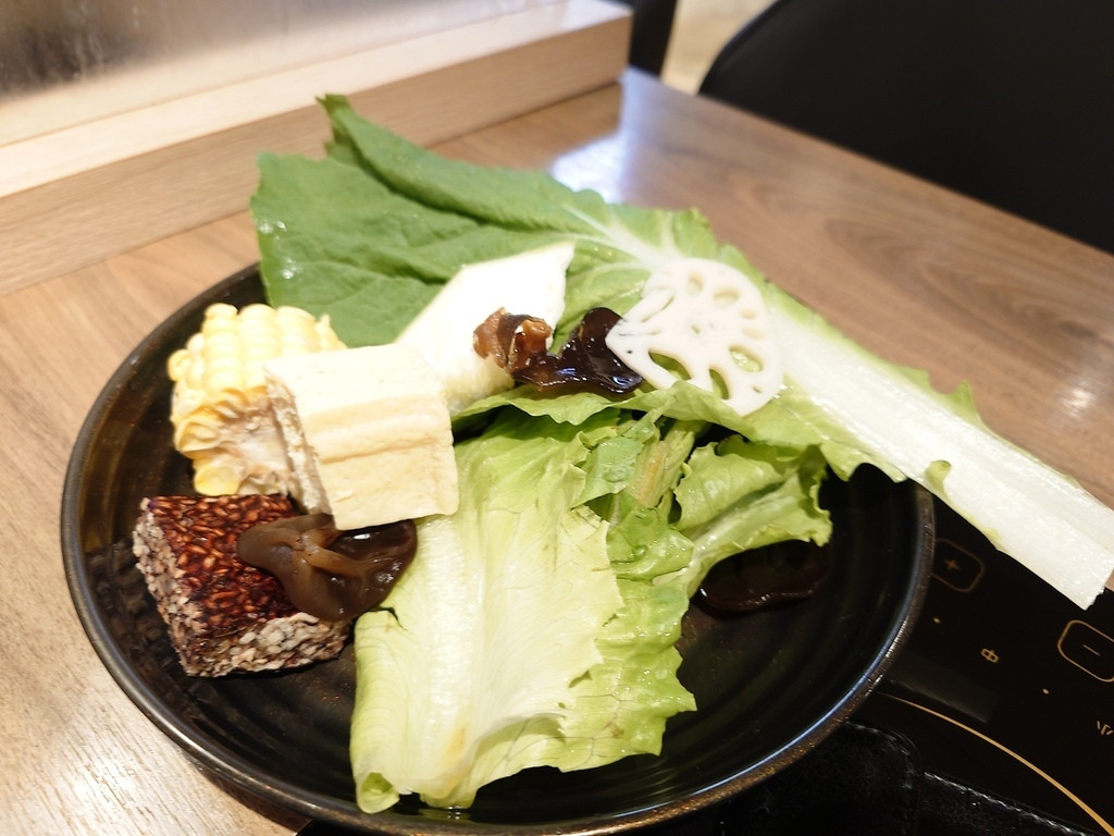 【台北宵夜火鍋推薦】鮮牧火鍋市府店｜手工沙茶＋蔬菜吧＋泰國冰