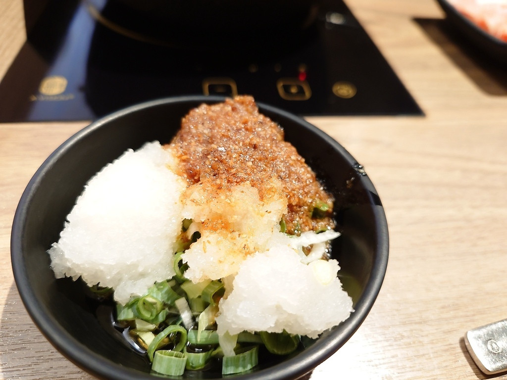 【台北宵夜火鍋推薦】鮮牧火鍋市府店｜手工沙茶＋蔬菜吧＋泰國冰