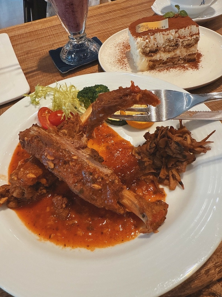 LINE_ALBUM_波赫士領地精品咖啡館 明水店 BorgesPlace_250922_18.jpg