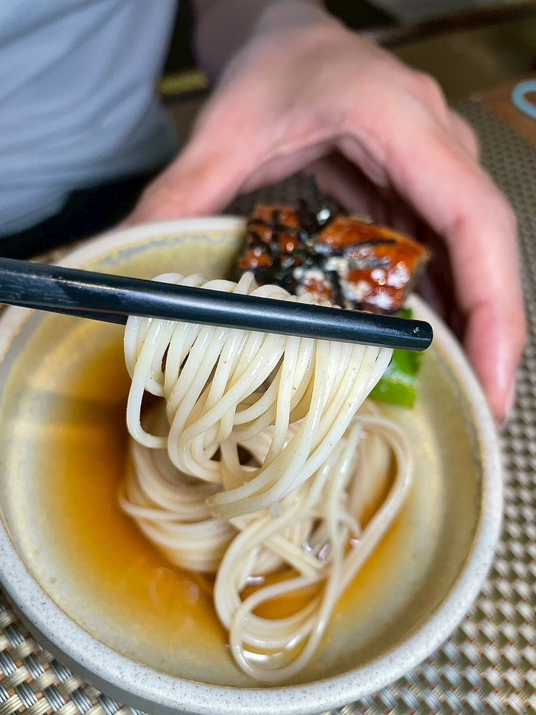 食記★名流水岸｜新北新店烏來日式景觀餐廳x森林系玻璃屋，享受