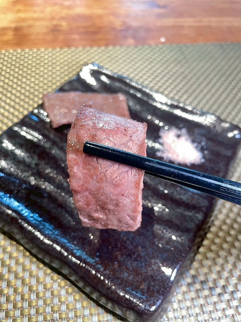 食記★名流水岸｜新北新店烏來日式景觀餐廳x森林系玻璃屋，享受