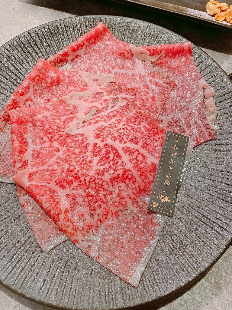 食記★涮武鶴和牛鍋物-春日旗艦店｜桃園新開幕和牛、帝王蟹吃到
